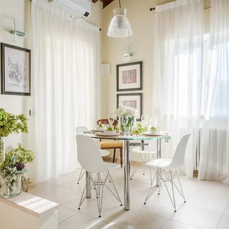 Smart With Terrace And Parking In 루카